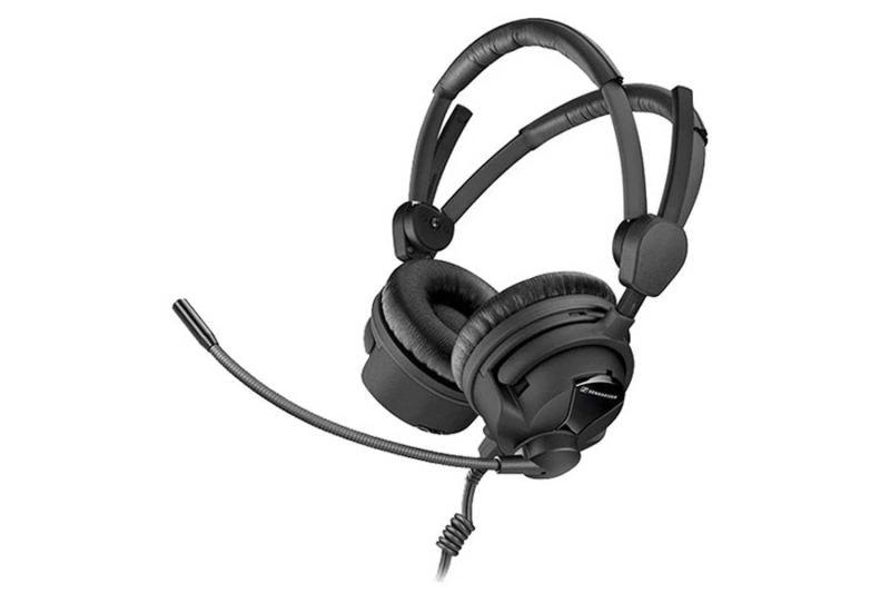 Closed on-ear headset for outd