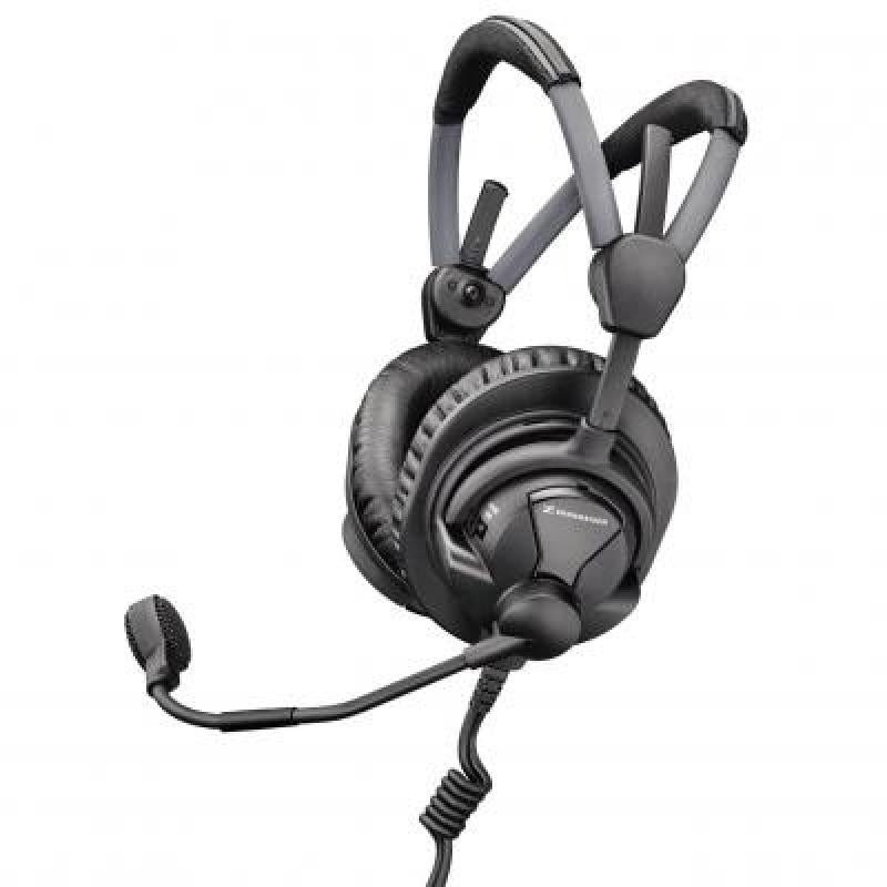 Closed circumaural headset for